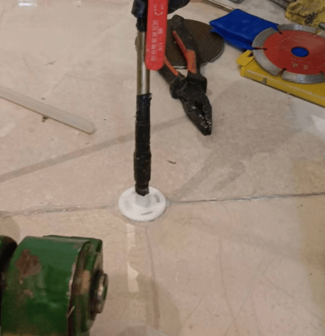 墙砖上打孔(墙砖上打孔 塑料膨胀螺丝 多大孔)