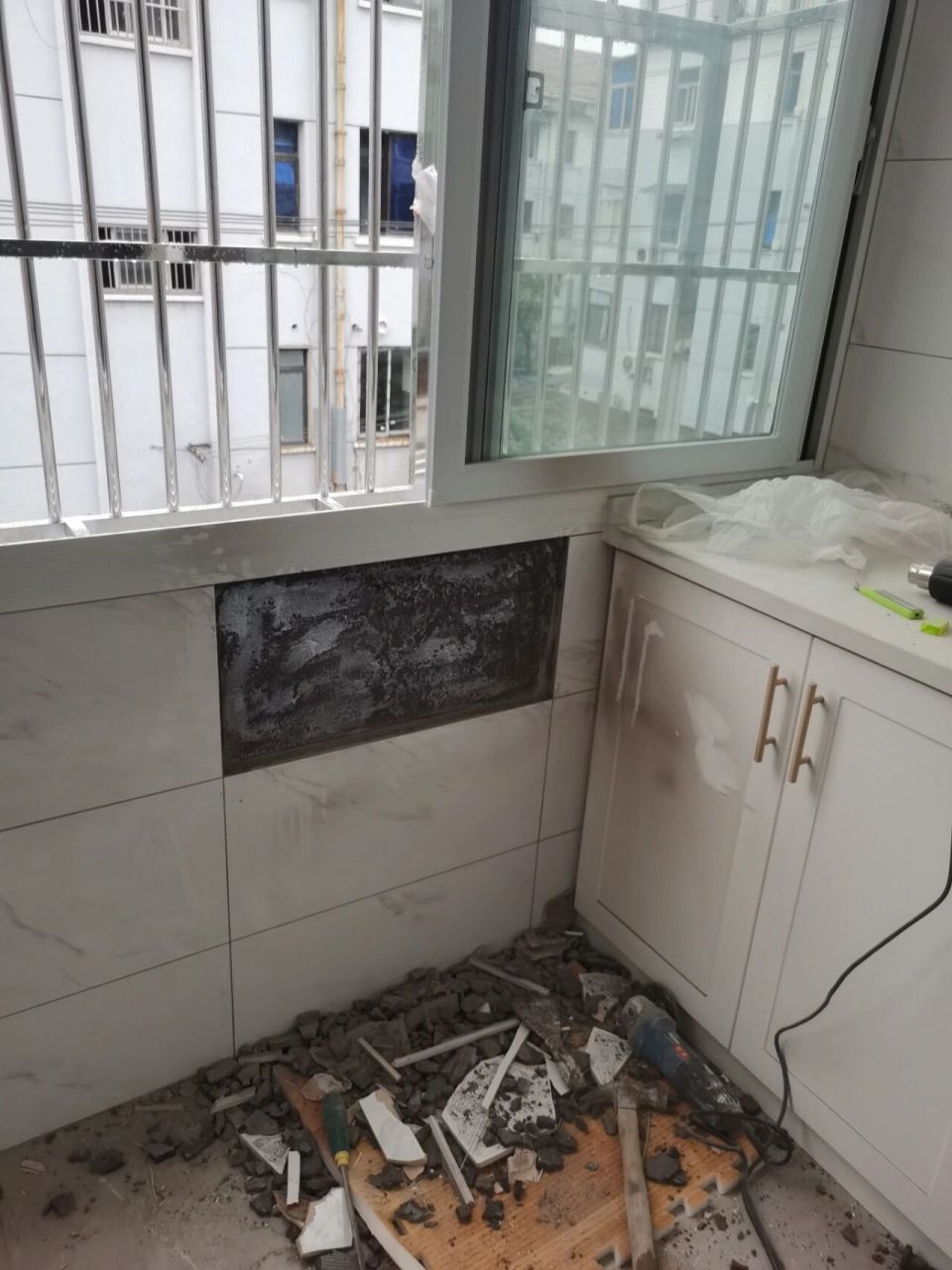 墙砖裂的原因(墙砖为什么开裂)